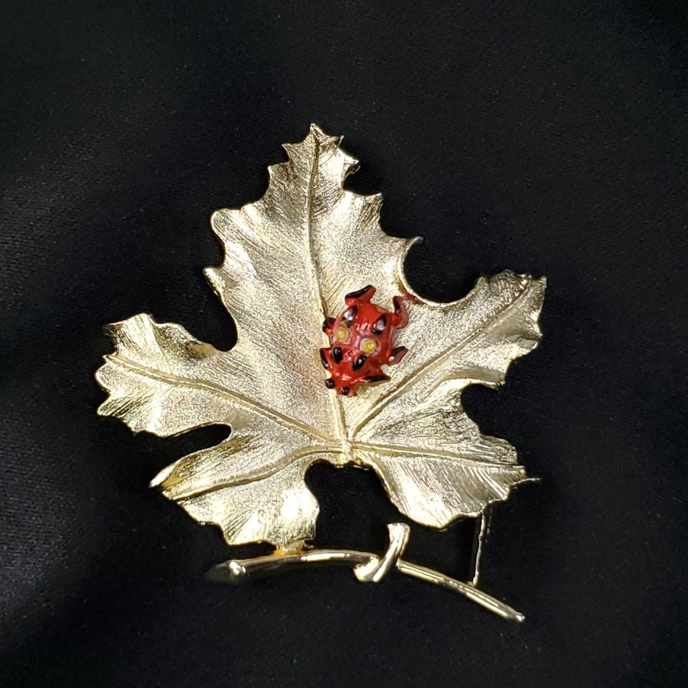 VTG Sarah Coventry "Bit O' Fantasy" brooch 1966 gold-tone leaf With ladybug - Picture 5 of 9
